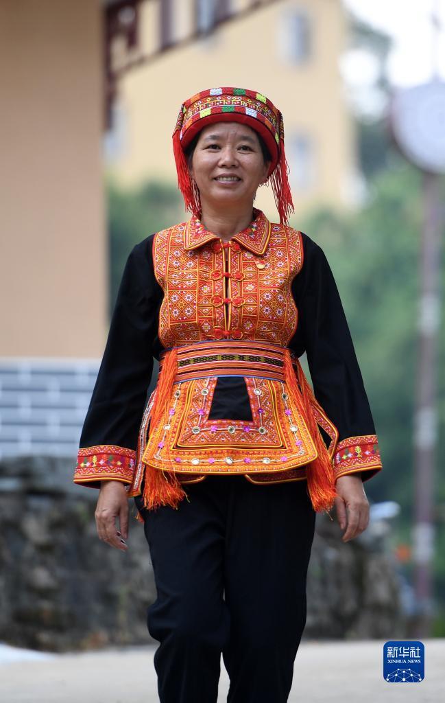 　在廣西蒼梧縣六堡鎮(zhèn)山坪村，祝雪蘭走在村道上（2022年9月22日攝）。新華社記者 陸波岸 攝